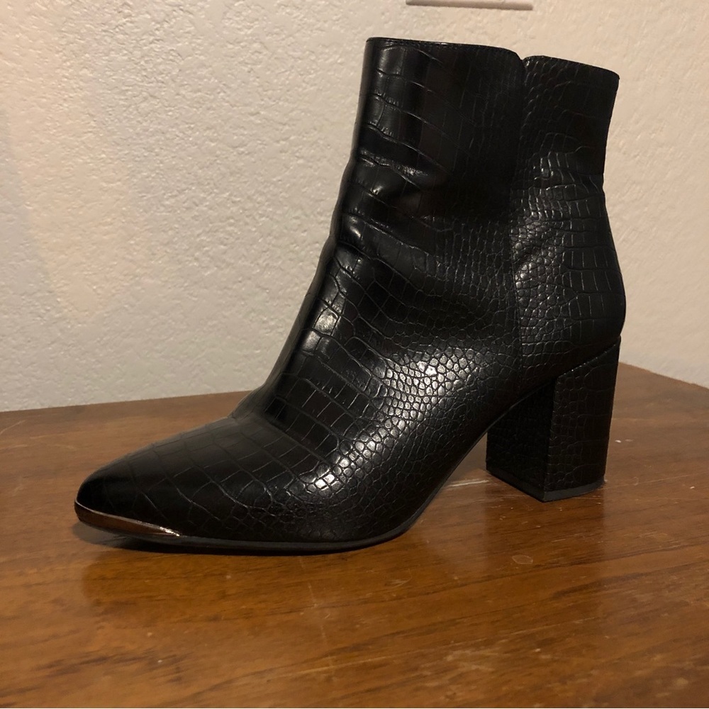 croc / snake black ankle boots w/ silver detail!